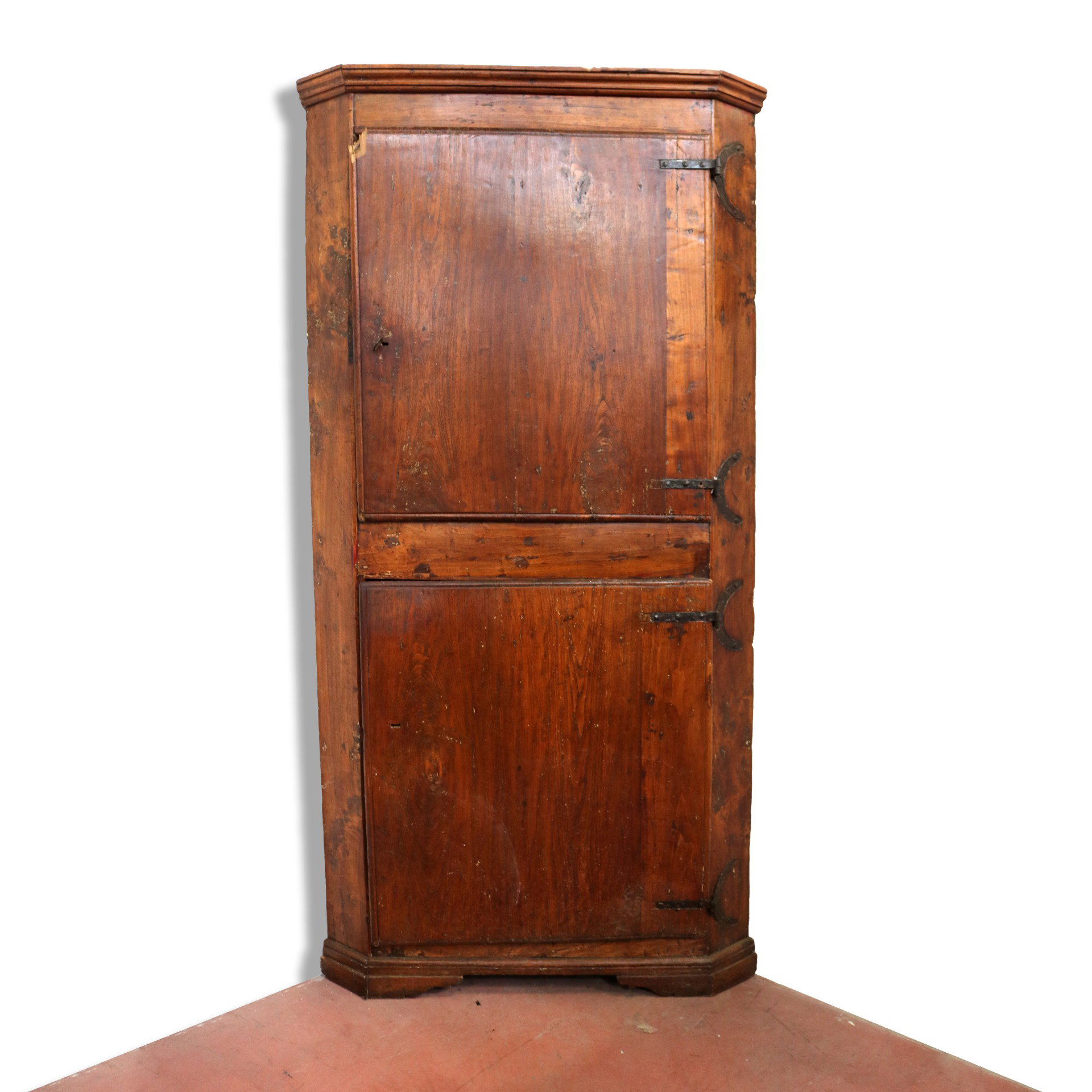 Étagère d'angle ancienne en bois de châtaignier. Époque Louis XIV.